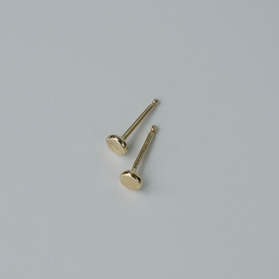 Pebble stud Earrings in recycled 14 Karat Gold
